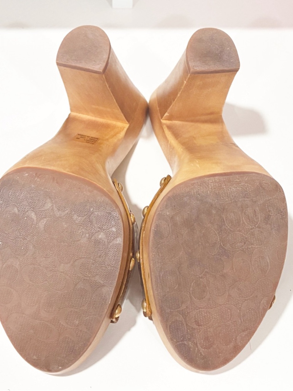 Coach Cagney Clear & Gold Heeled Sandals Wooden Heel Size 9 Turnlock - Picture 5 of 6
